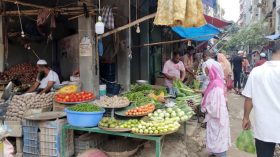 মুরগিতে স্বস্তি, বাড়তি দামেই বিক্রি হচ্ছে চাল-সবজি