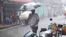 পটুয়াখালীর উপকূলে অস্বাভাবিক জোয়ার, বিরামহীন বৃষ্টি-ঝড়োবাতাস