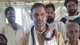 গলায় সাপ জড়িয়ে জন্মদিন পালন করলেন নেতা!