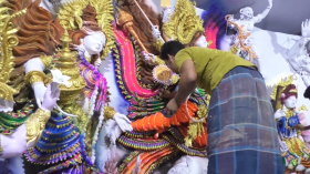 বরিশালে প্রতিমা তৈরিতে ব্যস্ত কারিগররা