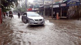 বৃষ্টিতে তলিয়ে গেছে বরিশাল , ভোগান্তিতে নগরবাসী