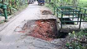 দুমকিতে নির্মাণের ৮ মাসেই এলজিইডির সড়কে ধস