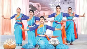 বরিশালে সম্মাননা পেলেন প্রান্তিক ১৫ মৃৎশিল্পী