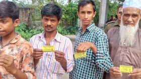 মঠবাড়িয়ায় জেলেদের চাল ওজনে কম দেওয়ার অভিযোগ: জেলে কার্ড ছাড়া বিশেষ টোকেন ব্যবস্থায় চাল বিতরণ