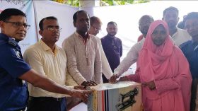 বাউফলে হতদরিদ্র ৫৩ পরিবাবের মাঝে সেলাই মেশিন বিতরণ