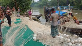 আসছে মাছ ধরতে মানা, জেলে পল্লীতে হাহাকার