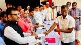 লালমোহনে ৪৪ জনকে চেক আর্থিক সহায়তা