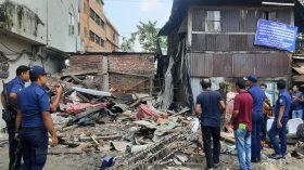 ঝালকাঠিতে সাবেক ছাত্রলীগ নেতার নেতৃত্বে সাবেক ছাত্রদল নেতার বসতঘর ভাঙচুর