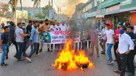 বরিশালে অবরোধের দ্বিতীয় দিনে টায়ার জ্বালিয়ে বিক্ষোভ