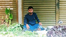 মাস্টার্সের খরচ যোগাতে ফুটপাতে সবজি বিক্রি
