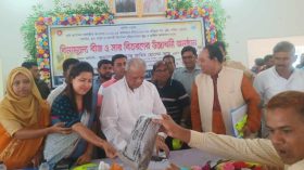 নলছিটিতে কৃষকদের মাঝে বিনামূল্যে সার-বীজ বিতরণ