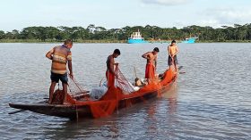 ঝালকাঠিতে ২২ দিন পর নদীতে নেমেছেন জেলেরা
