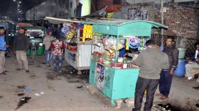 বরিশালে ফুটপাত ও সৌন্দর্যবর্ধন হকারদের দখলে