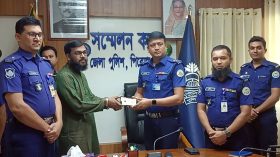 পিরোজপুরে চুরি হওয়া ৩৫টি মোবাইল ফোন উদ্ধার করে ফেরত দিল পুলিশ