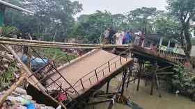সেতু ভেঙ্গে খালে, দুই উপজেলাবাসীর ভোগান্তি