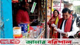 বরিশাল-২: গানে গানে প্রচারণা চালিয়ে ভোটারদের আকৃষ্ট করছেন নকুল কুমার
