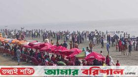 ছুটি উদযাপনে কুয়াকাটায় পর্যটকদের ভিড়