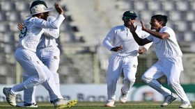 টেস্ট জয়ের সুবাস পাচ্ছে বাংলাদেশ