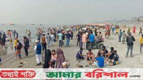 কুয়াকাটা সৈকত পর্যটকদের পদচারণায় মুখরিত