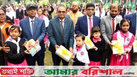 বরিশালে নতুন বই হাতে পেয়ে উচ্ছ্বসিত শিক্ষার্থীরা