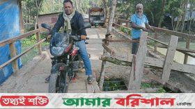 ভাঙ্গা সেতুতে ঝুঁকি নিয়ে পারাপার