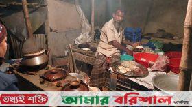 ঝালকাঠির ফুটপাতে জমজমাট পিঠা-পুলির ব্যবসা