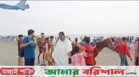 পর্যটকের উপস্থিতিতে সরগরম কুয়াকাটা সৈকত