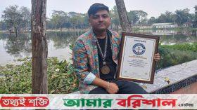 হুইসেল বাজিয়ে বিশ্বরেকর্ড গড়লেন ঝালকাঠির কাকন