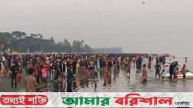 কুয়াকাটায় পর্যটকের ঢল