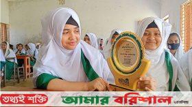 ‍প্রধানমন্ত্রীর কাছ থেকে দেশসেরার পুরস্কার নিলেন পাথরঘাটার আয়েশা