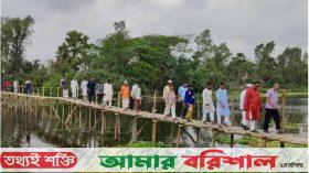 বরগুনায় ১৭ বছর পর খালে কাঠের সাঁকো পেল গ্রামবাসী