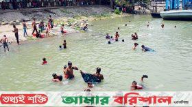 বরিশালে তাপদাহে দিনমজুর শ্রমিকরা ক্লান্ত