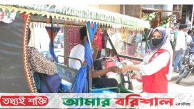 ভোলায় পথচারীদের মাঝে স্যালাইন-পানি বিতরণ