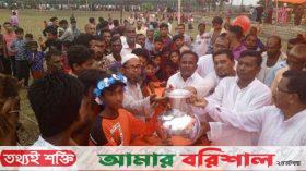 মির্জাগঞ্জে ঘোড়ার দৌড় দেখতে হাজারো মানুষের ঢল