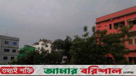 বরিশালে আকাশ মেঘাচ্ছন্ন, তবুও কমেনি গরম