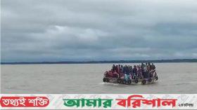 বরগুনায় ১০ নম্বর মহাবিপদ সংকেত সত্ত্বেও ঝুঁকি নিয়ে খেয়া পারাপার
