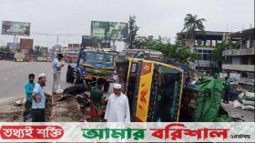 বরিশালে ডিভাইডারে ধাক্কা দিয়ে উল্টে গেল সবজিবোঝাই ট্রাক