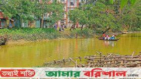 কাউখালীতে ব্রিজ ভাঙ্গায় যোগাযোগ বিচ্ছিন্ন: জীবনের ঝুঁকি নিয়ে নৌকায় পারাপার