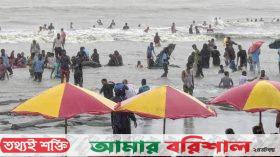 মুষলধারে বৃষ্টিতেও থেমে নেই পর্যটকদের উল্লাস