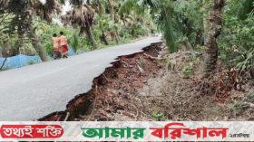 পাথরঘাটায় নবনির্মিত সড়ক হস্তান্তরের আগেই ভেঙে পড়ছে