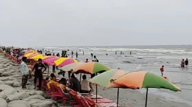 ঈদের তৃতীয় দিনেও কুয়াকাটায় পর্যটকের ভিড়