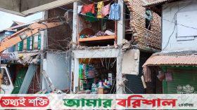 কলাপাড়ায় অবৈধ স্থাপনা ভেঙে দিলো ভ্রাম্যমাণ আদালত