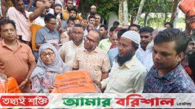 বরগুনায় জেলেদের মাঝে লাইফ জ্যাকেট বিতরণ