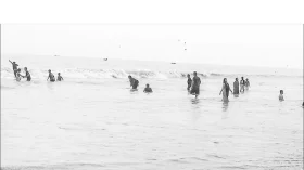 নিষ্প্রাণ কুয়াকাটা সমুদ্রসৈকত