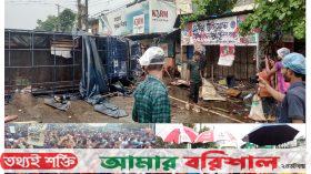 বরিশালে পুলিশ ভ্যানে হামলা চালিয়ে ভাংচুর করেছে আন্দোলনকারীরা