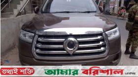 গাজীপুরে পুলিশের গাড়ি আটকানোর চেষ্টা, আতঙ্কে ফাঁকা গুলি ছুড়লেন কর্মকর্তা