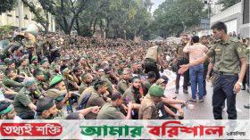 ‘ত্রাণের গাড়ি আটকে আন্দোলন করছেন আনসার সদস্যরা’