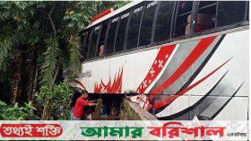 রাজাপুরে নিয়ন্ত্রণ হারিয়ে বাস দুর্ঘটনায় আহত ১০