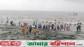 উত্তাল সমুদ্রে গোসলে মেতেছেন পর্যটকরা, নিরাপদে থাকতে মাইকিং