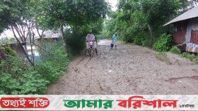 গ্রামীণ কর্দমাক্ত রাস্তায় হাঁটতে পারে না পথচারীরা